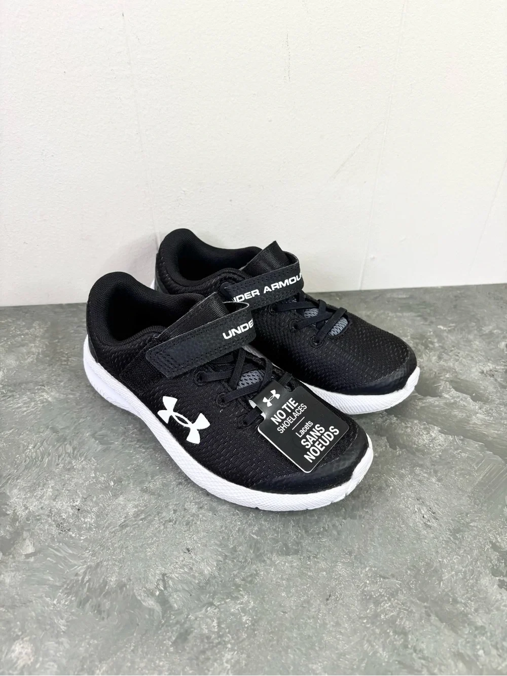 Under Armour Boys Pursuit 2 black white sneaker athletic no tie size 13.5